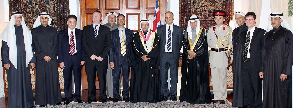 صورة جماعية لعدد من المدعوين