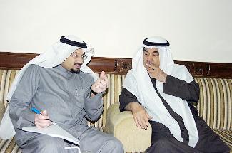 البدر في ديوانية «الراي» ومتابعة من الزميل ناصر الفرحان 	(تصوير علي السالم)
