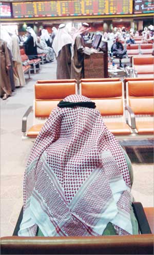 u0645u0646 u064au0631u0627u0642u0628 u0627u0644u0634u0631u0643u0627u062a u0627u0644u0627u0633u0644u0627u0645u064au0629u061f (u062au0635u0648u064au0631 u0646u0648u0631 u0647u0646u062fu0627u0648u064a)