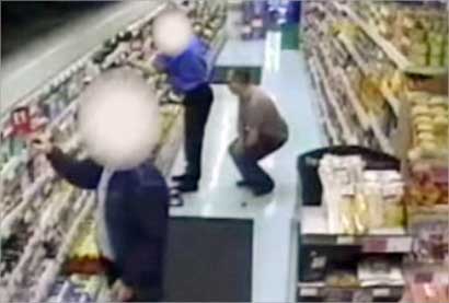 غريب الاطوار يستعد لشم مؤخرة عامل