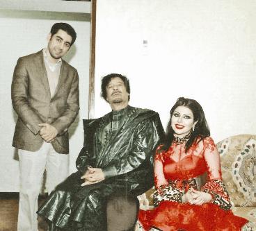 العقيد القذافي متوسطا حليمة وزوجها