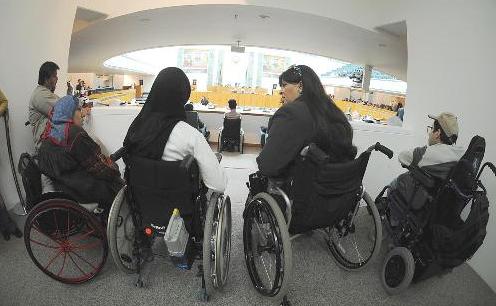 ذوو الاحتياجات يتابعون الجلسة