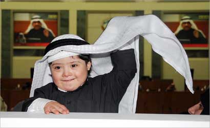 طفل من ذوي الاحتياجات الخاصة متابعا الجلسة (تصوير موسى عياش) 