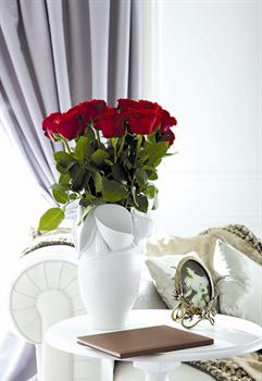 آنية للزهور تزيد عيد الحب بهجة