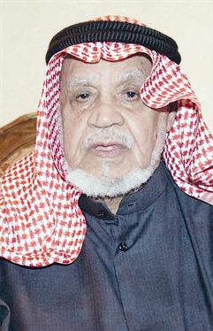 عبدالرزاق النجار ونظرة لعدسة «الراي»	(تصوير طارق عزالدين)