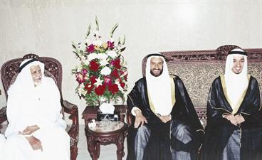 مع ابنه الدكتور عبدالعزيز في حفل زواج حفيده سعد