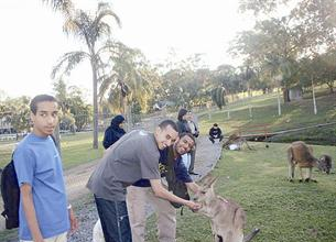 أحفاد عبدالرزاق النجار في احدى الرحلات السياحية