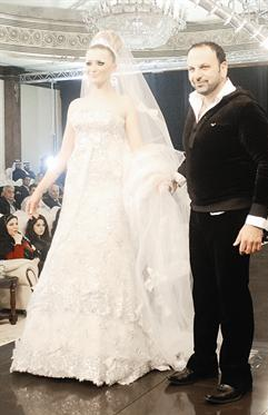 روني ريشة مع عروسه