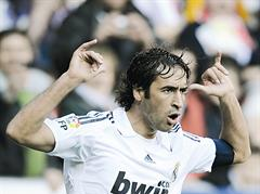 راوول قائد ريال مدريد يحتفل بهدفه الأول في مرمى خيخون 	(رويترز)