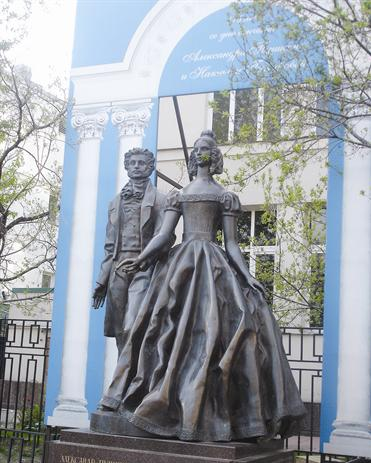 u062au0645u062bu0627u0644 u0628u0648u0634u0643u064au0646 u0648u0632u0648u062cu062au0647 u0623u0645u0627u0645 u0645u0646u0632u0644u0647u0645u0627 u0641u064a u0645u0648u0633u0643u0648r