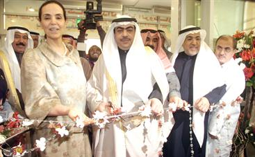 الروضان وأمثال الأحمد يقصان شريط الافتتاح 	(تصوير طارق عز الدين)