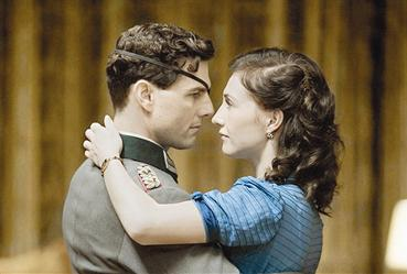 يراقص زوجته