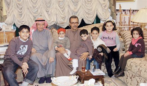 مع ابنه وأحفاده