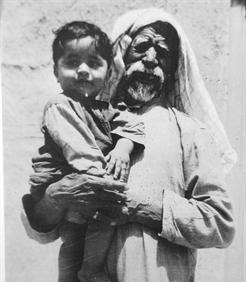 الوالد حاملاً أحد أبنائه