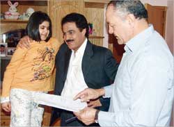 أحمد البيلي يراجع المشهد المقبل مع الحربي	     (تصوير جاسم المروي)  