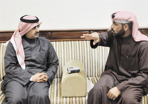 منصور الفضلي متحدثا للزميل حسين الحربي  	(تصوير موسى عياش)