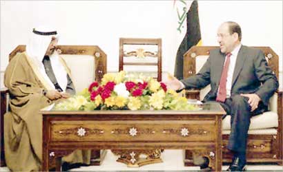 المالكي مستقبلاً الشيخ محمد الصباح في بغداد امس