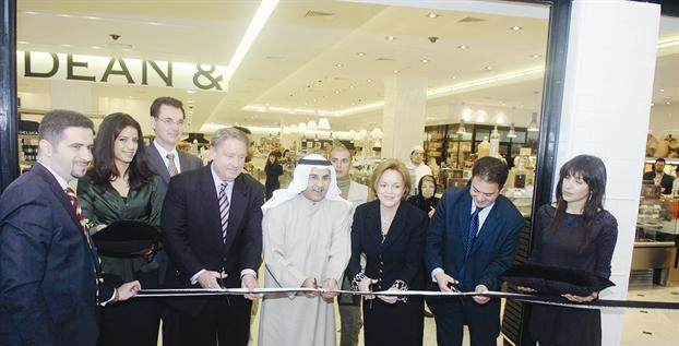 الشايع يقص شريط الافتتاح 	 (تصوير زكريا عطية)