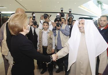 ... ومصافحاً جونز لدى وصولها 