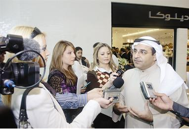 ... ومتحدثاً للصحافيين 