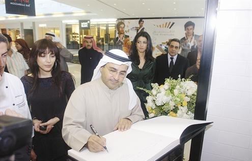 ...  ويكتب التهنئة الاولى على الدفتر الخاص بالمتجر