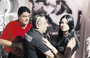 ماريا مع مخرج فيلم «بدون رقابة» أثناء التحضيرات