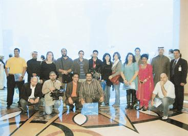 مسؤولو الشركة يتوسطون الوفد الإعلامي