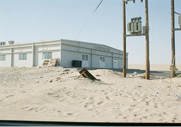 صالة المعزين محاطة بالرمال