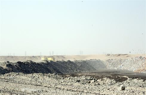 مكب النفايات قريب من المقبرة