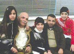 سهام إلى جانب والدها (بالتربية) وغنى تعانق والدها وجنى في الوسط