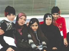 سهام الى اليمين تلتصق بأمها التي ربتها، وغنى في الوسط، وجنى وأمها