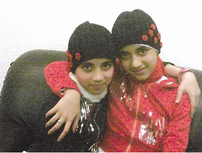 الشقيقتان التوأم سهام (بالأحمر) وجنى