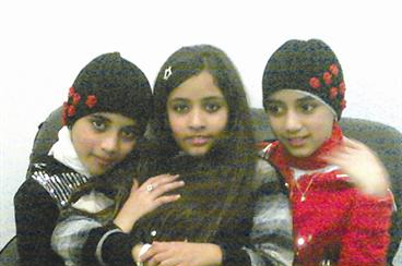 غنى تتوسط سهام وجنى