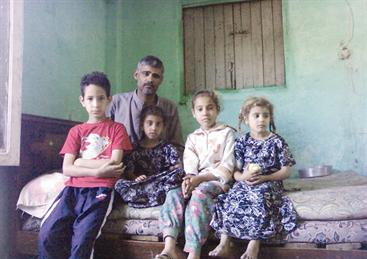 الرجل في البيت دائما في انتظار عودة الزوجة