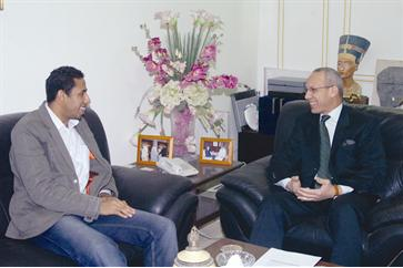 القنصل العام المصري يتحدث الى الزميل علي العلاس	(تصوير مرهف حورية)