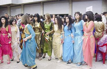 صبايا كرديات يرقصن الدبكة