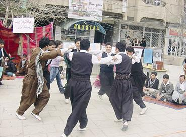 ... وشبان يتألقون في الدبكة