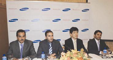 ابوشنب وضيوفه في شركة «سامسونج» خلال المؤتمر