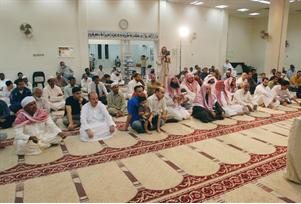 رواد المسجد يستمعون 	(تصوير اسعد عبد الله)