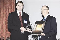 ممثل ميداس يتسلم العلامة