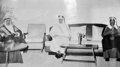 سمو الامير الشيخ صباح الاحمد حفظه الله مع الملك فيصل بن عبدالعزيز والشيخ جابر العبدالله في محافظة الاحمدي