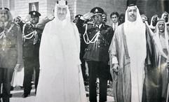 الشيخ جابر العبدالله لدى استقباله الملك فيصل بن عبدالعزيز عند زيارته الاحمدي