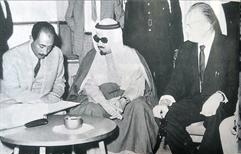 الرئيس المصري انور السادات والامير الراحل الشيخ جابر الاحمد لدى زيارته للاحمدي