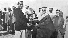 الشيخ جابر الاحمد يسلم الكأس في احد سباقات الفروسية عام 1958