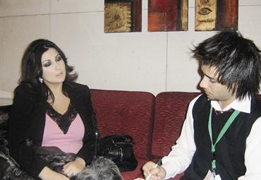 ماريا متحدثة إلى الزميل علاء محمود