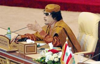 القذافي مقاطعا امير قطر					(ا ف ب)