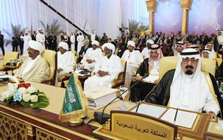 خادم الحرمين الشريفين والى جانبه الرئيس السوداني					(ا ب)