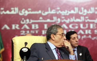 عمرو موسى مستمعا الى المتحدثين في القمة امس				(ا ب)