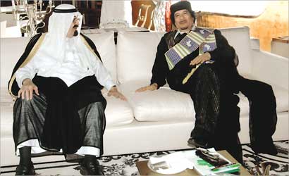 خادم الحرمين يلتقي القذافي على هامش القمة العربية امس (ا ف ب)