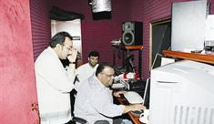 بلبل الخليج في استديوهات «فروغي» محاطاً بفهد الفلاح وجواد العلوي